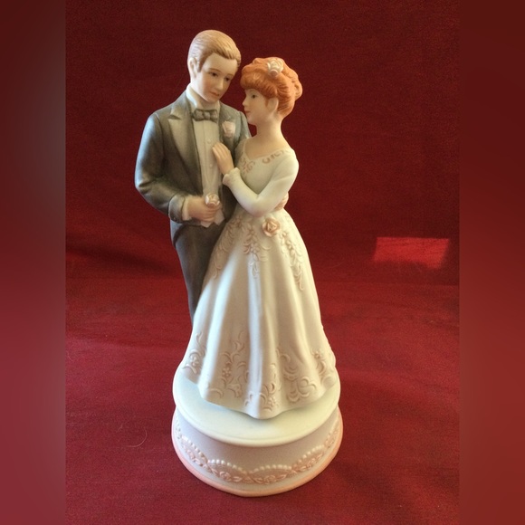 Bride & Groom Musical Figurine - Picture 1 of 7